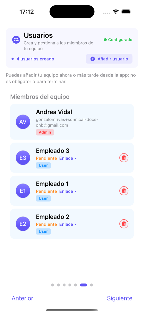 Los empleados se crean como pendientes; cada uno tiene su enlace de invitación.